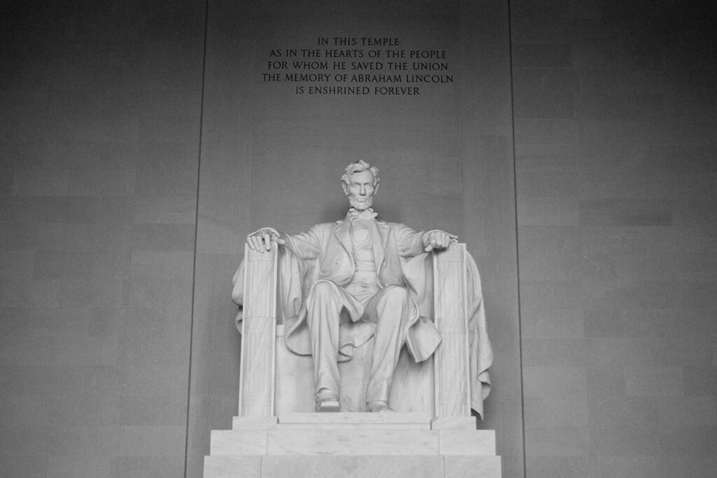 lincoln-memorialfe18df3439884e5db5d9004f661bfd14 - Low Two Pair Lincoln Memorial