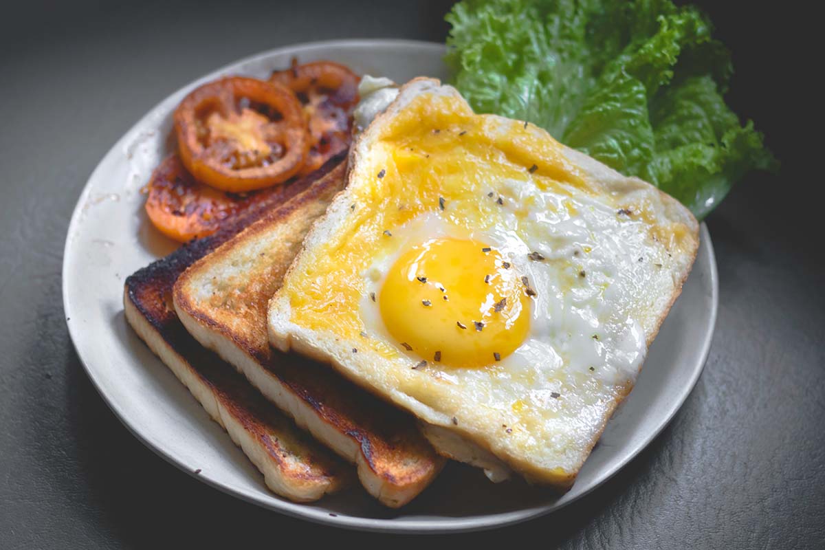 breakfast - Low Two Pair eggs, toast on a breakfast plaste